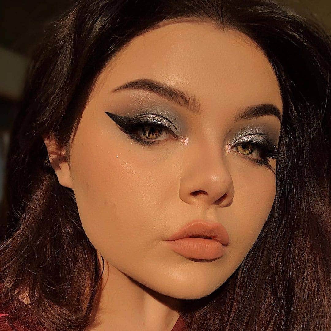 NYX Cosmeticsさんのインスタグラム写真 - (NYX CosmeticsInstagram)「A lil cool toned #holidayglam ❄️ @contrashelby serves this icy beat using: 💎 Diamonds & Ice, Please Mega Shadow Palette 💎 Diamonds & Ice, Please Epic Ink Liner 💎 Diamonds & Ice, Please Glitter Liner Vault in 'Diamond Dust' 💎 Diamonds & Ice, Please On The Rise Ornament  • #icedathome #nyxcosmetics #nyxprofessionalmakeup #crueltyfreebeauty」12月7日 9時59分 - nyxcosmetics