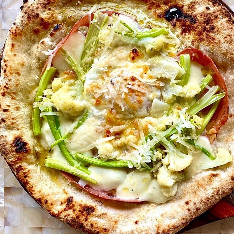ポジリポのインスタグラム：「〜Weekly Pizza〜  【カリフローレ　モルタデッラのビスマルク】  コリッとした食感や後から甘みが甘みがくるカリフローレ 口当たりがいい事が最大の魅力のモルタデッラ それを使用したビスマルク 卵がやや半生だとカルボナーラのような味わいも楽しめる面白いピッツァです。  ・ ・ ・ 〜Weekly Pasta〜   【蓮根とサーモンのクリームリモーネ】   食感と風味が楽しめる素揚げした蓮根 燻製したサーモン 仕上げにブラックペッパーとレモンピール 酸味のあるレモンピールを使用する事で重すぎず食べやすい一皿です。  ・ ・ ・ ※ランチタイムのチョイスでお選びいただけます ぜひ、お待ちしております！  #ポジリポ #ポジリポ沖縄 #沖縄ランチ #沖縄イタリアン #沖縄ピッツァ #沖縄パスタ #沖縄ワイン #沖縄グルメ #沖縄食材 #沖縄サンセット #沖縄夕日 #那覇空港 #沖縄旅行 #豊見城 #瀬長島 #ウミカジテラス #gotoキャンペーン #地域共通クーポン  #posillipo #okinawa #okinawatrip #okinawaitalian #okinawasunset #okinawalunch #senagajima  #tomigusuku #foodlover #foodie #goto #gotoeat」