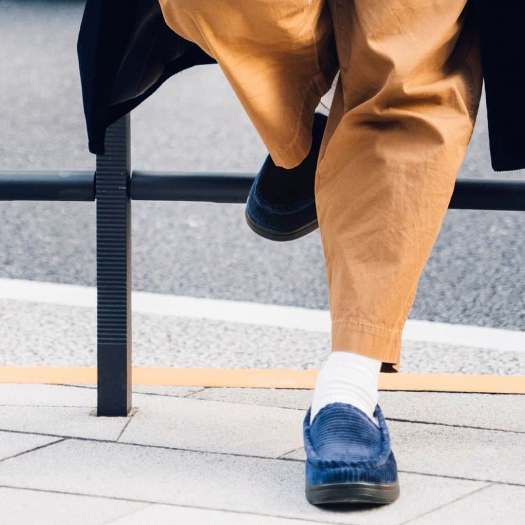 ABC-MART Grand Stageさんのインスタグラム写真 - (ABC-MART Grand StageInstagram)「gravisと一緒に東京駅、丸の内エリアを歩く  太畝コーデュロイをアッパーに用いたスリップオンスタイルのgravis footwear ZIMMER。  インソールはクッション性、安定感、耐久性に優れ抗菌防臭の機能も併せ持つC9Lv2を装備し、アウトソールは軽量で耐摩耗性に優れる素材CLOUD LITEを使用した防滑性の高いOLIVE SOLEパターンデザインを採用している。  そんな一足と歩く東京駅、丸の内エリア。年の瀬に浮かび上がる普遍的な風情を感じよう。  👟：続きは @abcmart_grandstage トップからリンクをタップ  #tokyo #japan #kicks #sneakerhead #sneakers #sneakeraddict #tokyo #japan #kickstagram #👟#ABCGS #東京 #東京駅 #丸の内 #丸の内エリア #散歩 #コーデュロイ #スリッポン #スリッポンスニーカー #スニーカー #gravis #グラビス」12月7日 10時00分 - abcmart_grandstage