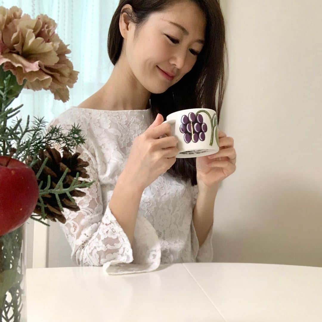 花田浩菜のインスタグラム：「冬の乾燥しがちな最近ですが、 肌の調子が良くて嬉しい✨ 先日横浜での仕事の合間に再びリリーオン横浜店 @rilleeon.yokohama で2回目のソニックフィットをお願いしてきたおかげかなと思ってます☺️🌿 . . なかなか行けなかったのですが、前回９月末に施術してもらって、数週間後にも顔のすっきり感を感じたので今回も少し先も楽しみだな💕 左右差を見ながら気になる部分を重点的に施術してくれるソニックフィットは痛くなく気持ち良くて、今お気に入りの施術です✨ 夏になってしまった顔の帯状疱疹の跡がまだ完全に消えていないのですが、サプリとエステのお陰でだいぶ薄くなってくれました😭完全に消えるかなー😭 . . @rillee_on @rilleeon.yokohama #リリーオン #リリーオン横浜 #ソニックフィット #リフトアップ #小顔 #beauty #エステ #美容好きさんと繋がりたい #男の子ママ #女の子ママ #2歳差育児 #2歳差ママ #2児ママ #美容 #顔痩せ #l4l #happy #happydays」