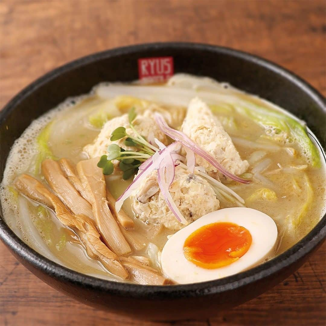 新横浜ラーメン博物館(ramen museum)さんのインスタグラム写真 - (新横浜ラーメン博物館(ramen museum)Instagram)「おはようございます😊 本日はラー博倶楽部会員限定🉐イベント #ラー博倶楽部の日 です 煮干🐟好きにはたまらないラーメンですよ🤤🍜 ✔️2020年12月7日(月) 11:00～20:30まで  https://www.raumen.co.jp/information/news_001111.html  #ラーメン #ラーメン部 #ラーメン倶楽部 #ラーメンインスタグラム #ラーメンインスタグラマー #ラー写 #ラー活 #麺スタグラム #麺活 #ラーメンパトルール #フードポルノ #麺スタグラマー #ラーメン博物館 #ラー博 #鶏白湯煮干しラーメン #鶏白湯　#ラー博倶楽部の日 #ryusnoodlebar #麺や楓 #ramen #ramenmuseum #ramenlover #ramennoodles #ramenlife #ramenjapan #foodporn #foodie」12月7日 10時15分 - ramenmuseum