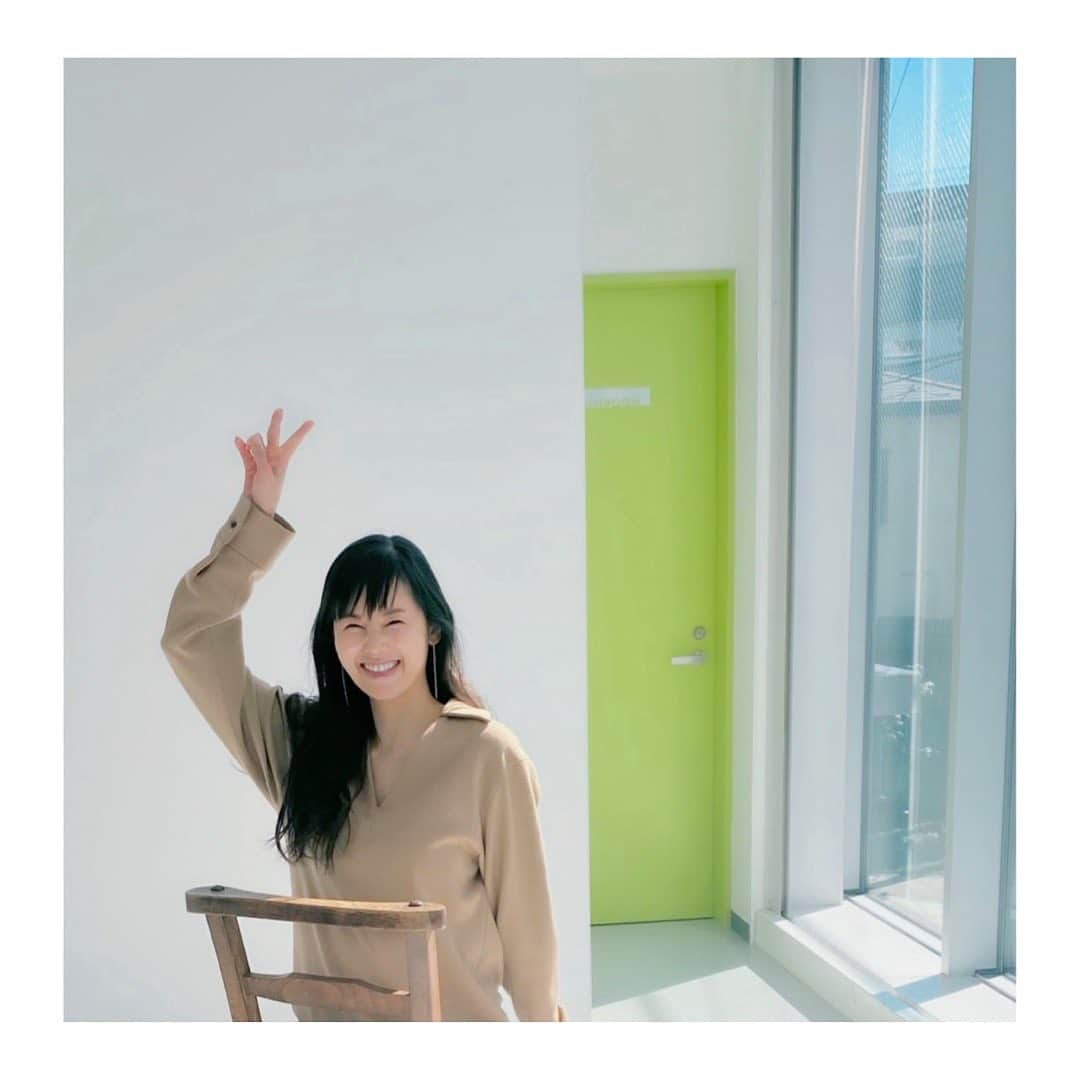 小西真奈美さんのインスタグラム写真 - (小西真奈美Instagram)「本日発売の #大人のおしゃれ手帖 より。 陽射したっぷりのお天気に恵まれて、笑顔たっぷりのスタッフさん達に恵まれて、素敵なお洋服とのコラボ、日常や音楽、大切に思うことなどの話をさせていただきました。 ありがとうございます😊  #undecorated #小西真奈美 #音楽 #アルバム #Cure」12月7日 10時21分 - manami.official