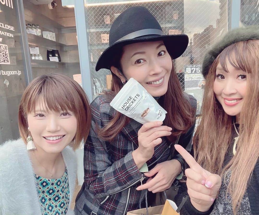 のインスタグラム：「最初に‼️ 虫がダメな人は全部の写真は見ないでねっ（笑） 福岡の思い出最後は。。。 天神をテクテク歩いていたら出会った、食べられる昆虫を乾物にしたお店‼️ えーーー⁉️福岡なのに⁉️と驚きました（笑） 私は長野県出身で、小さい頃、田んぼで捕まえたイナゴをおばぁちゃんに佃煮にしもらって食べた事があり、日頃の食卓に毎度出てくるわけではないけれど、食べたりしていました❗️ 長野県は海がないから、昔はタンパク質を摂るために食べていたんでしょうね✨ そして、お店にはイナゴはなかったんですが、コオロギが食べやすいですと、お店の方が言っていたので、悩んでコオロギ買いました（笑） みっぴちゃんやなみちゃんにも是非食べてみて〜❗️と、食べさせる私（笑） 最初はイヤイヤ。とゆう感じでしたが、食べてみたらアラ‼️エビ🦐みたいな味と（笑） 塩分はないから、塩をまぶして、ふりかけみたく食べたり、サラダに入れたりしたら美味しいかもしれませんね😆✨ しかし、写真にあるタガメや、見えてないですが、カブトムシのオスとメスもいて、流石にそれは大きすぎて、ん〜。買うのはやめました（笑） でも、面白い福岡女子ツアーとなりました😊✨ みっぴちゃん、なみちゃん、今度は釣りに🎣行けたらいいなっ💖 また会えるのを楽しみにしていますねー❗️✨😊 お世話になりましたぁ〜✨ #滝沢沙織 #福岡県 #天神 #みっぴちゃん @mippy34  なみちゃん @namirian  #昆虫食 #コオロギ #エビみたいな味だよ #食べやすい #食べてみてー」