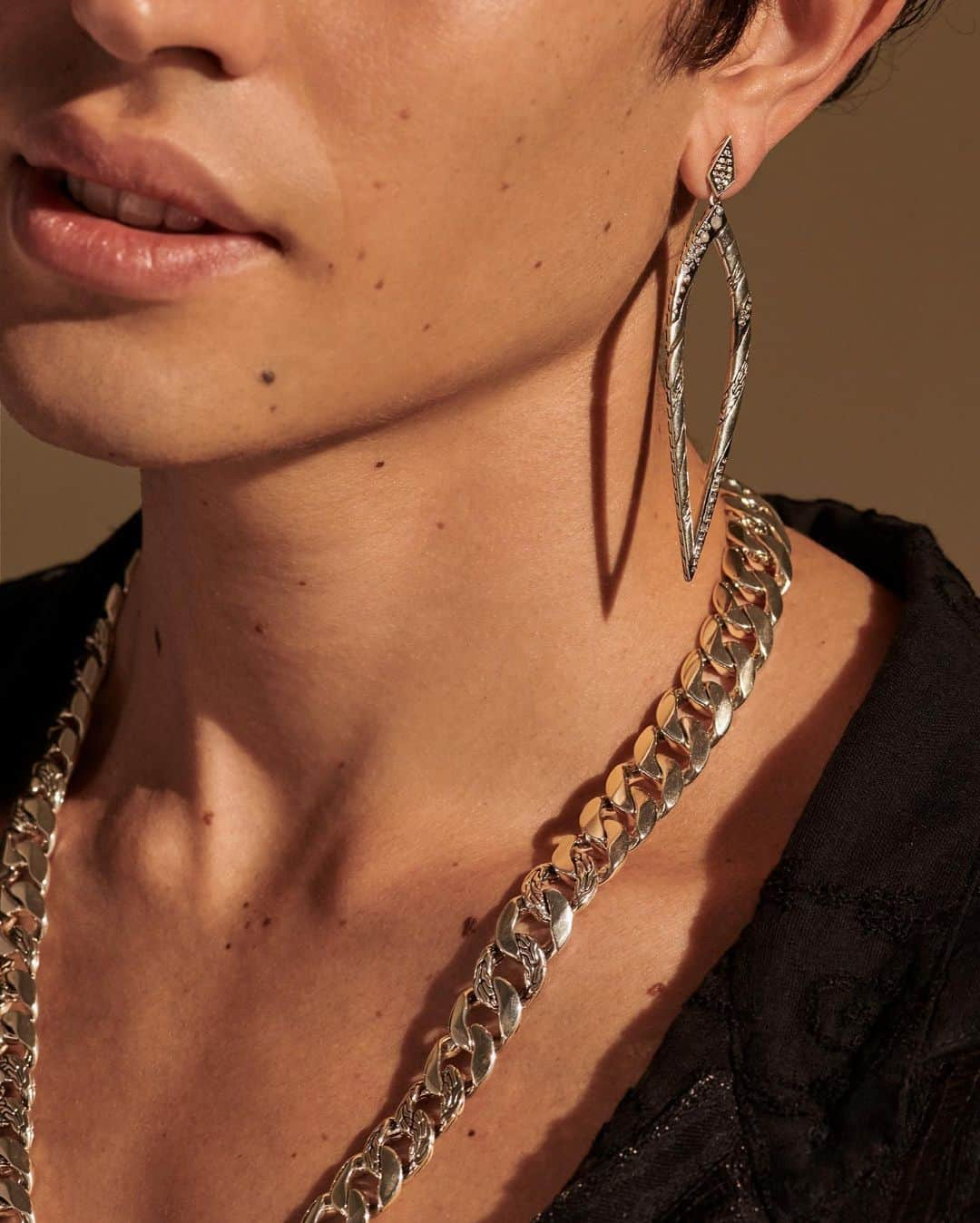 ジョン ハーディーさんのインスタグラム写真 - (ジョン ハーディーInstagram)「Add a layer of shine to your look with #Lahar earrings and hand-carved silver chains—shop at the link in bio.  #JohnHardy #HolidayGifts」12月7日 10時22分 - johnhardyjewelry