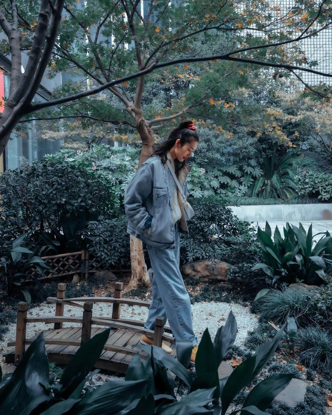 リウ・ウェンのインスタグラム：「Crossing small bridges to prepare for big ones 🧚🏼‍♀️」