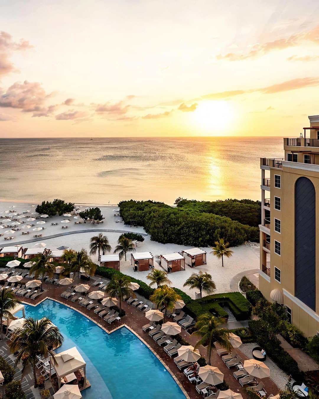 のインスタグラム：「With a Caribbean view, find a perfect weekend summed up in sunset skies at The Ritz-Carlton, #Aruba.」