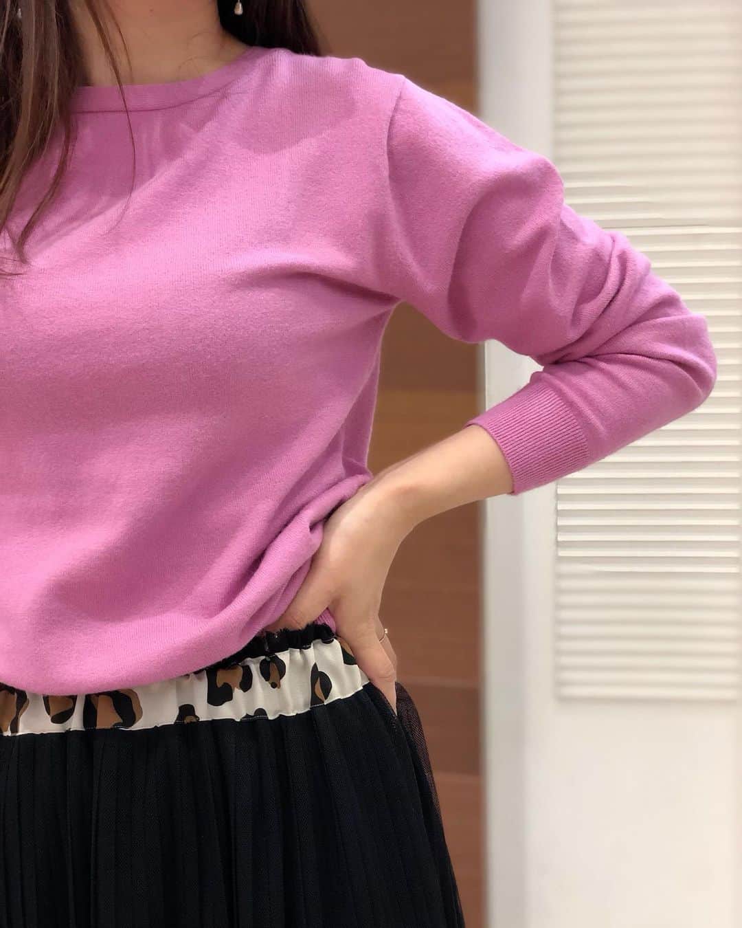 新谷美奈のインスタグラム：「.﻿ ﻿ おはようございます☀﻿ Special 4days🎅🏻本日最終日！﻿ ゆめポイント5倍です💫﻿ ﻿ ボリューム感のあるニットが増える冬⛄️﻿ 着こなしに抜けを演出してくれるのは﻿ シアー感のあるスカート🖤﻿ 落ち感のある柔らかなチュールと﻿ 細かなプリーツの縦ラインで﻿ 膨張とは無縁のデザイン！﻿ 足元の透けで女らしさを。﻿ ウエストのヒョウ柄でNina girlらしさを。﻿ ﻿ Nina mew﻿ skirt ¥29,000+tax﻿ ______________________________________﻿ ﻿ 🎅🏻Special 4days🎄﻿ 💫12月4日(金)〜12月7日(月)の間﻿ 　　連続ゆめポイント５倍！﻿ 💫ゆめクレジット5回無金利！﻿ ﻿ 🎍Nina mew 2021 HAPPY BAG🛍﻿ 数量限定！ご予約承っております🤍﻿ ﻿ @ninamew_official#Ninamew#ニーナミュウ#ゆめタウン#ゆめタウン佐賀#セレクトショップ#selectshop」
