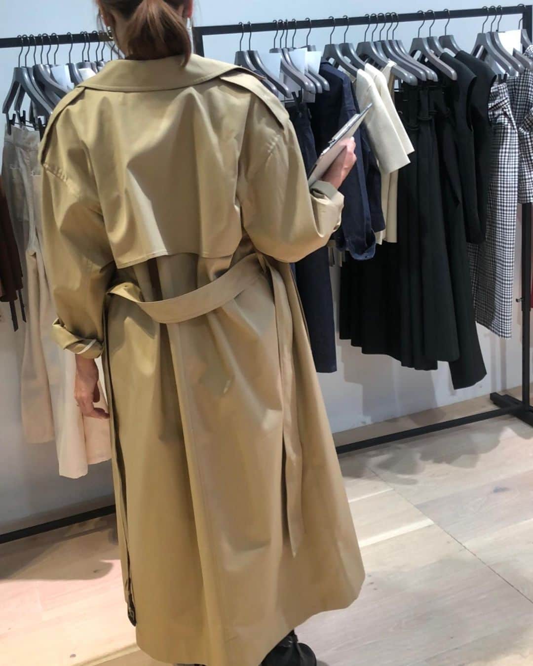 藤崎奈々子さんのインスタグラム写真 - (藤崎奈々子Instagram)「順子さんと @uncrave_official アンクレイヴの2021ss展示会へ ・ 今回もウォッシャブル素材や撥水加工のトレンチコートやセットアップが素敵でした♡ 私はいつもの真似っこで @taekohigashihara さんが着ているセットアップやおススメしてもらった組み合わせで何気に爆買いしてました🤣 働かなきゃ〜 あははは😂 ・ ちなみに履いていくと良く褒められるこのスカートも順子さんの着ている仕立ての良いコートも今季のアンクレイヴ♡ ・ #アンクレイヴ#展示会#2021ss  #セットアップコーデ#撥水コート  #爆買い」12月7日 10時30分 - nanakofujisaki