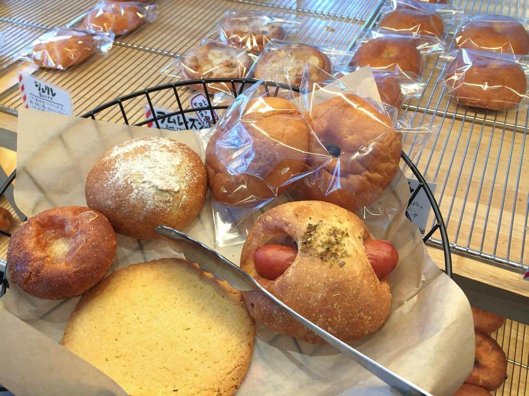 薬師寺美菜子のインスタグラム：「▷▶ . パンって見てるだけで 幸せになるなぁ🥖🍞🥐🥞🍔🌭🍕 . . #パン#パンとエスプレッソと#南森町カフェ」