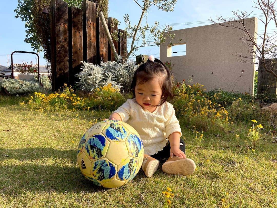aco.さんのインスタグラム写真 - (aco.Instagram)「2020.12.6  娘と庭にいたら 遊びに行っていた息子が帰ってきて 「一緒に写真撮って〜」と言うので撮ったら 年賀状みたいになったショット📷  娘の顔がもうちょっと良ければなー 表情が険しい😂  小学生用のサッカーボールなのに 娘と並ぶとめちゃくちゃ大きいね笑 . . . . . #aco子育て記録 .」12月7日 10時34分 - aco.chaaaaan