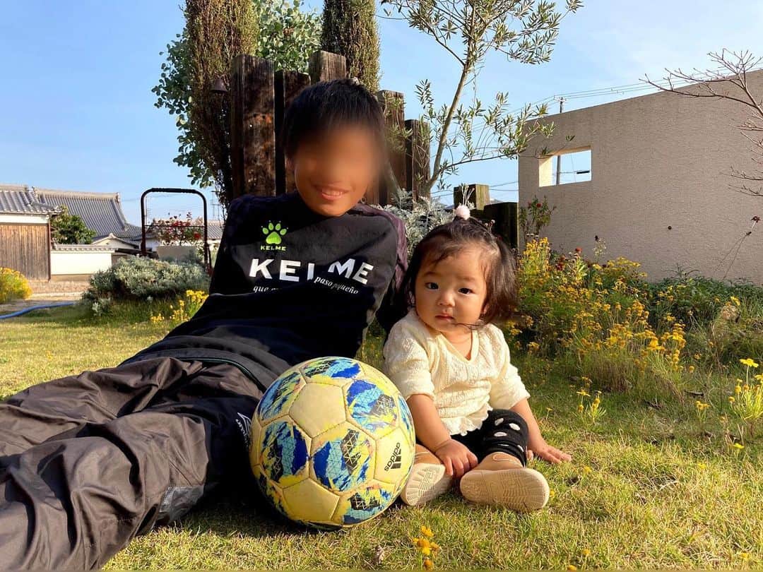 aco.さんのインスタグラム写真 - (aco.Instagram)「2020.12.6  娘と庭にいたら 遊びに行っていた息子が帰ってきて 「一緒に写真撮って〜」と言うので撮ったら 年賀状みたいになったショット📷  娘の顔がもうちょっと良ければなー 表情が険しい😂  小学生用のサッカーボールなのに 娘と並ぶとめちゃくちゃ大きいね笑 . . . . . #aco子育て記録 .」12月7日 10時34分 - aco.chaaaaan