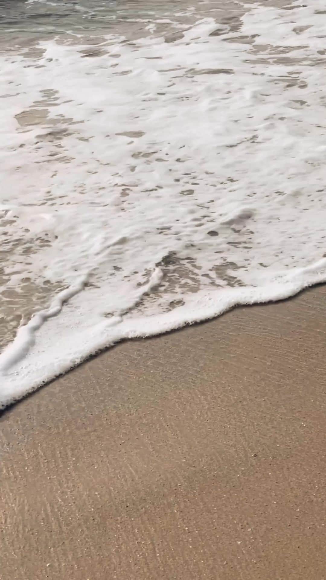 クレア・マーシャルのインスタグラム：「and the wave returns to the ocean, where it came from and where it's supposed to be.  #reelmoody」