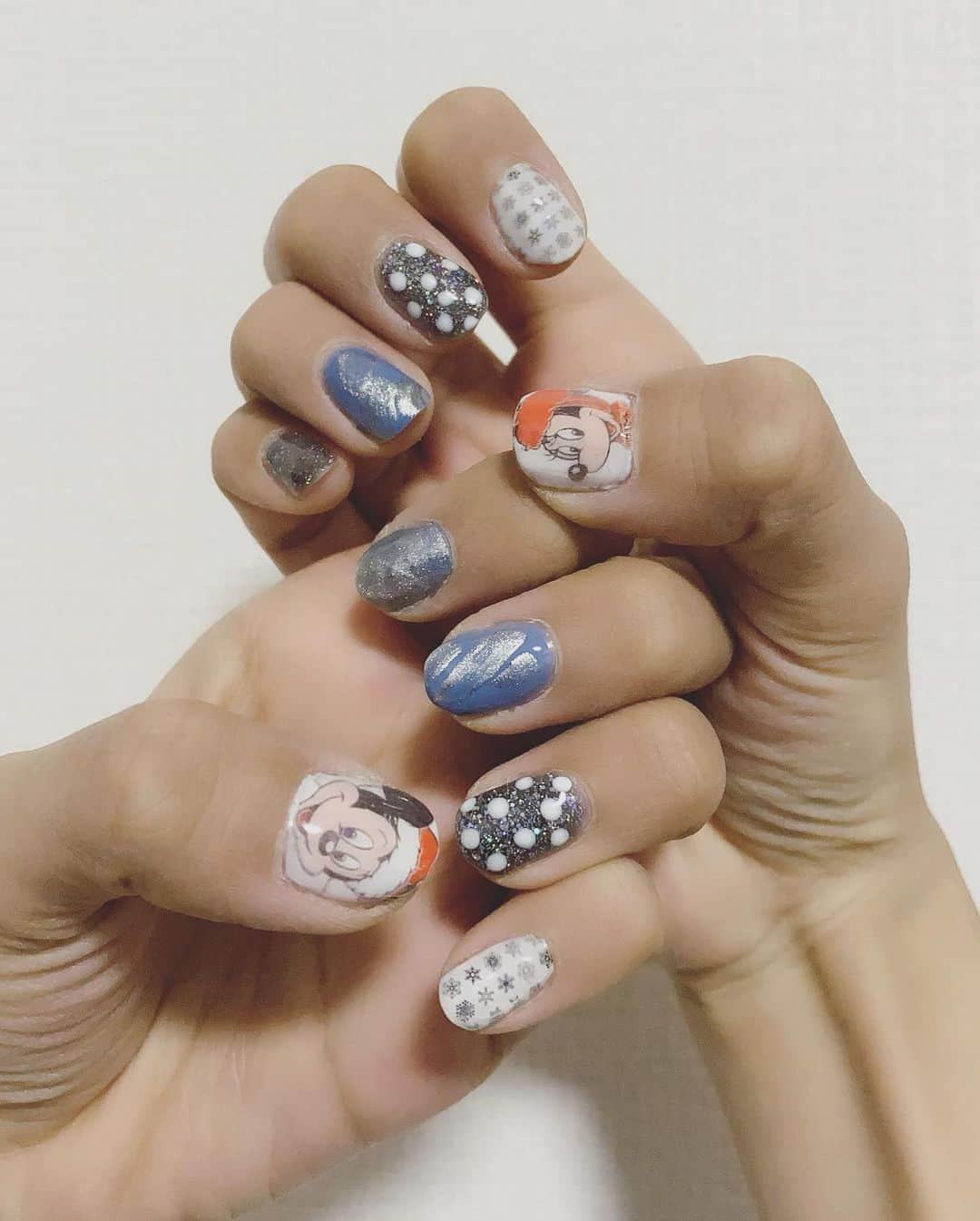 秋山衣梨佳さんのインスタグラム写真 - (秋山衣梨佳Instagram)「💅🎅❄️  #Newnail  #クリスマスネイル。 落ち着いた感じにしたよ 次は派手クリスマスにする🎄  #nail#mickeynails#xmasnails#disney#ネイル#クリスマスネイル#ミッキーネイル#セルフネイル#えりかりん💅」12月7日 10時38分 - akiyamaerika