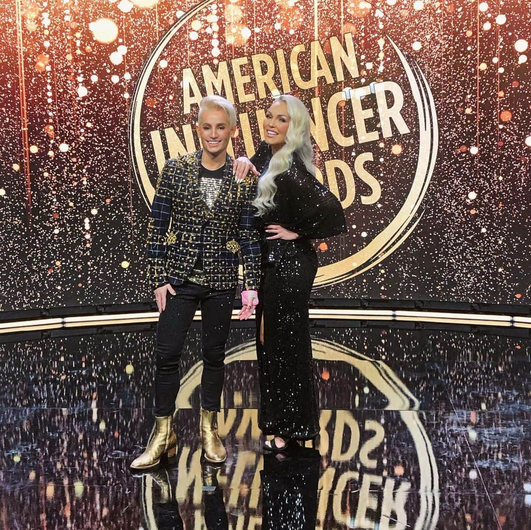 カンディー・ジョンソンのインスタグラム：「5 things:  1. I’m so excited to be hosting the @aiaawards presented by @mgmstudios with my fabulous & hilarious co-host @frankiejgrande - tonight at 6pm - you can watch it anytime after 6pm PST at www.aia awards.com  2. We both had to be tested for Covid (and of course had to be negative) so we could co-host on the stage with each other, without masks.   3. Bonus footage of us getting ready & after filming all day on the next swipes➡️🥳  4. The shoes I’m wearing I got out of my giveaway show bag, just to take as emergency options...and I ended up wearing them instead of the fancier options I brought😂  5. I did my makeup, @rikkigash did my hair and @michaelcostello made this incredible dress✨  #makeup #hair #style #haircolor #nails #awards #aiaawards #socialmedia #team #frankiegrande & #kandeejohnson 👫🏼」