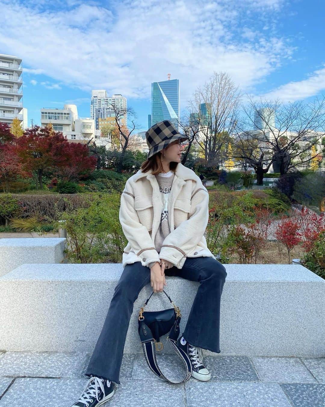 のインスタグラム：「体調崩したりなんやかんやで﻿ 3週間ぶりに週末お出かけ〜〜✊﻿ ﻿ すっかり寒くなって﻿ ボアブルゾン羽織れて嬉しい♡﻿ ﻿ フェイクムートンはちょっと短かくて﻿ 私の身長だとワンピース合わせしか﻿ 着にくかったのだけど﻿ ﻿ こっちは長さが長めなので﻿ パンツ合わせでもいい感じで﻿ めっちゃ気に入ったーーーー！！﻿ ﻿ ざっくりシルエットでも﻿ 肩幅がわかりにくい型なので﻿ ゆるっと着られてゴツくならない﻿ てのもかなり気に入った♡﻿ ﻿ ﻿ そんな昨日のコーデ詳細は﻿ ﻿ coat @mercuryduo_com﻿ knit @mercuryduo_com﻿ pants @mercuryduo_com﻿ bag / hat @dior #dior﻿ shoeses @converse #converse﻿ ﻿ なんか最近この帽子被り過ぎ&﻿ この鞄しか使ってない😂﻿ ﻿ まあ、お気に入りなので安定◎﻿ —————————————————﻿ コーデ詳細は @mercuryduo_chizuru  TOPのURLからチェックしてね✔︎」