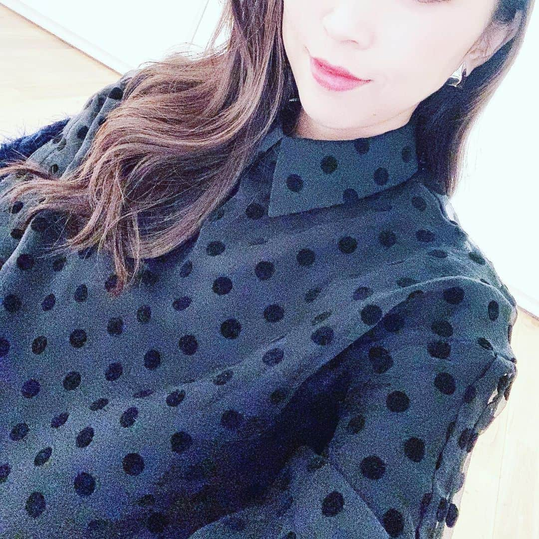 Mai Yamadaさんのインスタグラム写真 - (Mai YamadaInstagram)「🌏 唯一持ってる水玉のお洋服。 ブラックだから可愛くなりすぎなくてお気に入り🖤 . トレンド感あるファッションももちろん好きだけれど、長く使えるお洋服を選んでいきたい今日この頃。 . 日本の衣類排気量は年間100万トン、枚数換算すると33億着と言われています。 しかもまだ着られる状態のものが多いそうです。 最近は環境に配慮した素材で作られた衣類も多いので、そういうものを選んだりもできますが、 それより前に、まずはゴミを減らせるような衣類選びをしていきたいなと思っています🌏 . #fashion#myfavorite#polkadots#black#水玉 #SDGs」12月7日 10時48分 - yamadamai_719