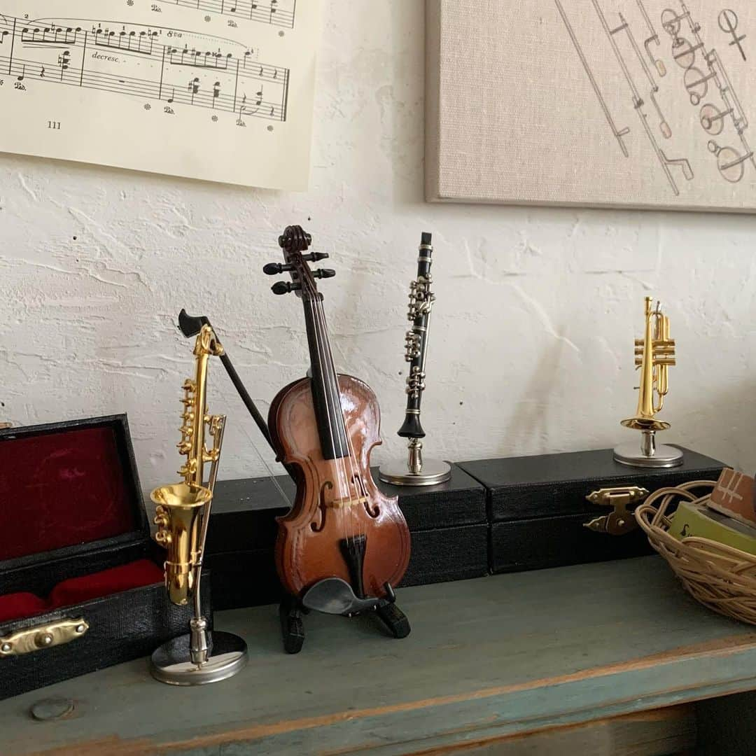 salut!さんのインスタグラム写真 - (salut!Instagram)「*.+ﾟ music instrument *.+ﾟ﻿ ﻿ ピアノ、サックス、トランペットなど、、、﻿ 吹奏楽やオーケストラで馴染みのある楽器をイメージした新商品が入荷しました*.+ﾟ﻿ ﻿ また12月16日はベートーヴェン生誕250周年⋆⸜ ⸝⋆﻿ サリュの音楽アイテムと共に盛り上がりましょう𓂃𓈒𓏸﻿ ﻿ 他にも多数新商品が入荷しております。﻿ 是非公式通販サイトからご覧くださいませ𓂃⚑﻿ ﻿ ﻿ 公式通販サイト﻿ @salut_shop ﻿ トップページURLよりご確認くださいませ⋆*❁*﻿ ﻿ ﻿ 画像掲載商品﻿ ・楽器刺繍パネル ¥550(taxin)﻿ ・楽器オブジェ  各¥1100(taxin)﻿ ・ファブリックパネル ¥880(taxin)﻿ ﻿・ペンスタンド ¥330(taxin) ・ブックエンド ¥550(taxin)  ※公式通販サイト(パルクローゼット)ではファブリックパネルの入荷が遅れており、12/8頃入荷予定となります。予めご了承くださいませ。 ﻿ ﻿ ※店舗により入荷時間や在庫数が異なります。﻿ ご来店の前にお近くの店舗までご確認くださいますようお願い致します。﻿ ﻿ ﻿ #サリュ #salut #まいにちインテリア ﻿ #楽器 #楽器好きな人と繋がりたい #音楽 #音楽のある生活 #音楽のある暮らし #吹奏楽 #吹奏楽部 #オーケストラ  #プチプラ #プチプラ雑貨 #プチプラインテリア #プチプラ小物 #プチプラ通販 ﻿ #インテリア雑貨 #インテリア小物 #インテリア ﻿ #ナチュラルな暮らし #ナチュラルインテリア #ナチュラルコーデ #ナチュラル　#smileispower_p」12月7日 10時54分 - salut_shop