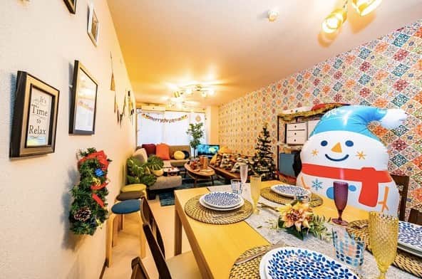 Space Marketさんのインスタグラム写真 - (Space MarketInstagram)「【Sharebaco西新宿】 今年は貸し切りのレンタルスペースで過ごす少人数クリスマスパーティーが大好評！クリスマスデコレーションのスペースが多数揃っています🎄❤️ スペースマーケットでは11/20よりクーポンも配布中🌟  かわいい雪だるまが待ってるスペース⛄️💕近くにテイクアウトできる飲食店も多数あり、持ち寄りパーティーにぴったりです🍗  #スペースマーケット #スペマ #スペースマーケット東京 #spacemarket #貸切クリパ #クリスマスパーティー #インテリア #インテリア好き #部屋作り #のんびりまったり #おしゃれさんと繋がりたい #暮らしの空間 #こだわりのインテリア #クリスマスインテリア #部屋作り #myroom #空間コーディネート #ナチュラルインテリア #ていねいな暮らし #暮らしを楽しむ #ソーシャルディスタンス #女子会 #merrychristmas #貸切パーティー #模様替え #リノベーション #鑑賞会 #クリスマス #クリパ女子会  #プライベートパーティー #クリパ」12月7日 10時55分 - spacemarketjp