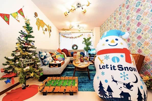 Space Marketのインスタグラム：「【Sharebaco西新宿】 今年は貸し切りのレンタルスペースで過ごす少人数クリスマスパーティーが大好評！クリスマスデコレーションのスペースが多数揃っています🎄❤️ スペースマーケットでは11/20よりクーポンも配布中🌟  かわいい雪だるまが待ってるスペース⛄️💕近くにテイクアウトできる飲食店も多数あり、持ち寄りパーティーにぴったりです🍗  #スペースマーケット #スペマ #スペースマーケット東京 #spacemarket #貸切クリパ #クリスマスパーティー #インテリア #インテリア好き #部屋作り #のんびりまったり #おしゃれさんと繋がりたい #暮らしの空間 #こだわりのインテリア #クリスマスインテリア #部屋作り #myroom #空間コーディネート #ナチュラルインテリア #ていねいな暮らし #暮らしを楽しむ #ソーシャルディスタンス #女子会 #merrychristmas #貸切パーティー #模様替え #リノベーション #鑑賞会 #クリスマス #クリパ女子会  #プライベートパーティー #クリパ」