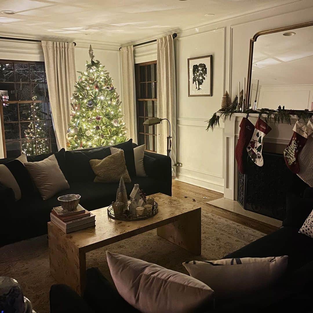 Anna Jane Wisniewskiさんのインスタグラム写真 - (Anna Jane WisniewskiInstagram)「Hard to believe this will be the third Christmas spent in #thisoldtudor. Feels like we just moved here but on the other hand, it feels like there has been a lifetime within the past three years!  Swipe through to see how the room has progressed from 2018-2020.   From these pics, it looks like we hung window treatments in 2019 and did some picture frame molding in 2020.   It takes a while to settle into a home and make it your own, right?!  #thisoldhouse」12月7日 10時59分 - seeannajane
