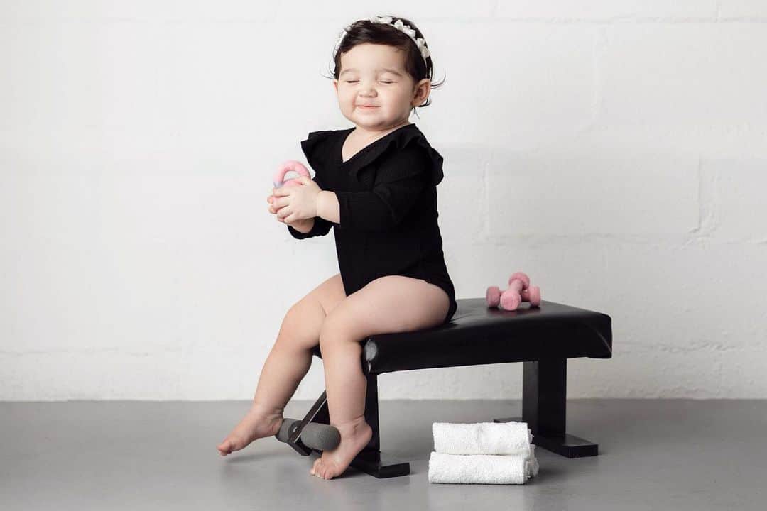 cassieのインスタグラム：「Happy 1st Birthday to the silliest, smartest, happiest, most beautiful girl I know!! You have been our greatest blessing and it has been such an honor watching you grow and learn everyday. Thank you for the unstoppable laughter, I cannot wait to celebrate your beautiful soul every year. Thank you for choosing me to be your Mama. I love you beyond my heart’s capacity! #FrankieStoneFine   📸: @patty.othon」