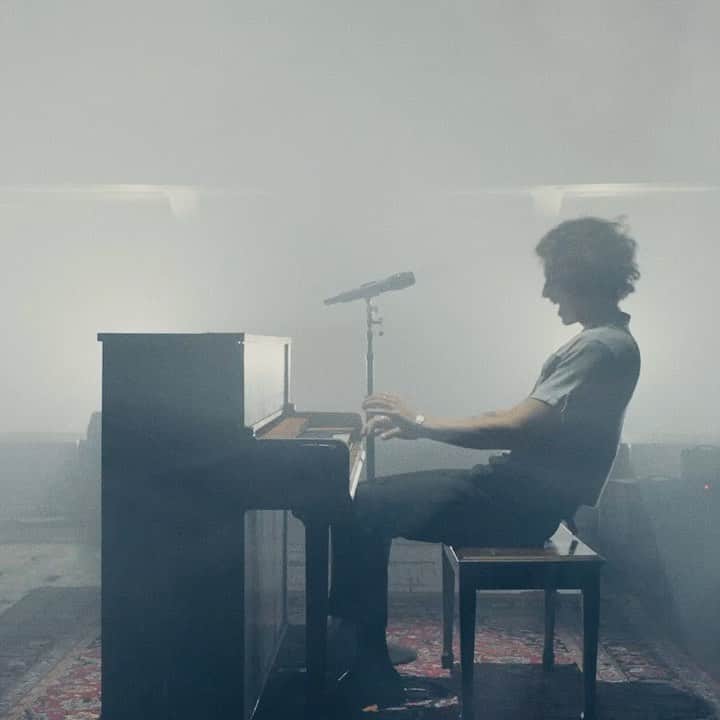 ショーン・メンデスのインスタグラム：「Thank you all for joining me for #WONDERTHEEXPERIENCE. Had so much fun with you guys. Midnight ET tonight you can get all the live songs on the #WONDER deluxe, & the live performances will also be on my youtube 🖤」