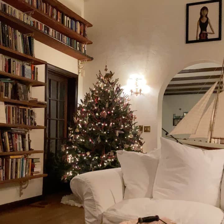 ガブリエル・アンウォーのインスタグラム：「Seasons Greetings #yuletide #alittlelatethisyear @willowxylia @hugocverea @paisleyverea  @shareefmalnik @grampawoosah」