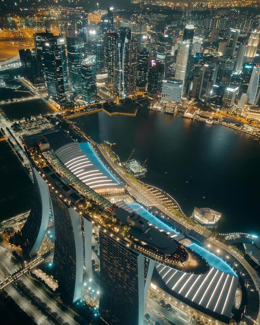 BEAUTIFUL DESTINATIONSさんのインスタグラム写真 - (BEAUTIFUL DESTINATIONSInstagram)「It's luxe at first sight! 🏙✨ The iconic Marina Bay Sands has a SkyPark unlike any other: perched 200 metres in the air, it's home to the world's largest rooftop infinity pool and an observation deck with unparalleled city views 🤩  Have you been to this iconic stay in Singapore? 🇸🇬  📸 @kevouthere 📍 Marina Bay Sands, Singapore」12月7日 11時03分 - beautifuldestinations