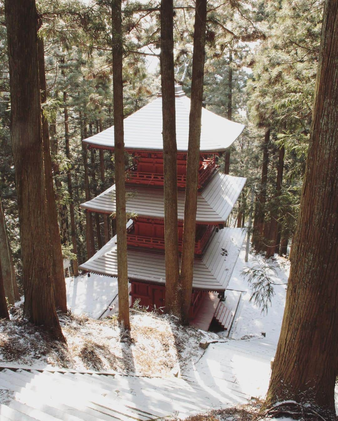 Rediscover Fukushimaさんのインスタグラム写真 - (Rediscover FukushimaInstagram)「Would you take a walk through the snowy forest of Mt. Kohata to Okitsushima Shrine???❄️⛩  Though it is peaceful now, during the feudal Tensho Era (1563-1593) it was a very different story...😱🔥Date Masamune, the founder of Sendai and the most powerful daimyo (feudal lord) of the Tohoku region (northern Japan) sought to seize control over this area. ⚔️ So he set fire to the mountain!🔥🔥Though the flames burned bright, the fire was unable to consume the three-storied pagoda of Okitsushima Shrine.⛩✨   ❄️Find out more on our Facebook page @ Travel Fukushima Japan and on our website   https://fukushima.travel/destination/okitsushima-shrine/172  🏷 (  #Fukushima #VisitFukushima #TravelJapan #JapanTrip @itsyourjapan #lovinjapan #myJapan @japantravelcom @giapponizzati #Japone #Giappon #OkitsushimaShrine #SnowyShintoShrine #SnowyJapan #Japow #WinterinJapan #WinterWonderLand #ChristmasinJapan #PhotoOfTheDay #YourShot #Japan #TravelPhotography #Fukushimagram #Touhoku #TouhokuJapan #NorthernJapan #東北 #冬 #興津島神社 #福島県 #福島  #ThreeStoryPagoda #JapaneseHistory )」12月7日 11時03分 - rediscoverfukushima