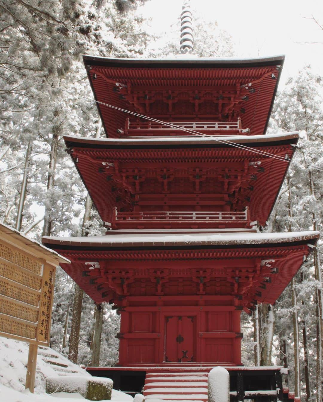 Rediscover Fukushimaさんのインスタグラム写真 - (Rediscover FukushimaInstagram)「Would you take a walk through the snowy forest of Mt. Kohata to Okitsushima Shrine???❄️⛩  Though it is peaceful now, during the feudal Tensho Era (1563-1593) it was a very different story...😱🔥Date Masamune, the founder of Sendai and the most powerful daimyo (feudal lord) of the Tohoku region (northern Japan) sought to seize control over this area. ⚔️ So he set fire to the mountain!🔥🔥Though the flames burned bright, the fire was unable to consume the three-storied pagoda of Okitsushima Shrine.⛩✨   ❄️Find out more on our Facebook page @ Travel Fukushima Japan and on our website   https://fukushima.travel/destination/okitsushima-shrine/172  🏷 (  #Fukushima #VisitFukushima #TravelJapan #JapanTrip @itsyourjapan #lovinjapan #myJapan @japantravelcom @giapponizzati #Japone #Giappon #OkitsushimaShrine #SnowyShintoShrine #SnowyJapan #Japow #WinterinJapan #WinterWonderLand #ChristmasinJapan #PhotoOfTheDay #YourShot #Japan #TravelPhotography #Fukushimagram #Touhoku #TouhokuJapan #NorthernJapan #東北 #冬 #興津島神社 #福島県 #福島  #ThreeStoryPagoda #JapaneseHistory )」12月7日 11時03分 - rediscoverfukushima