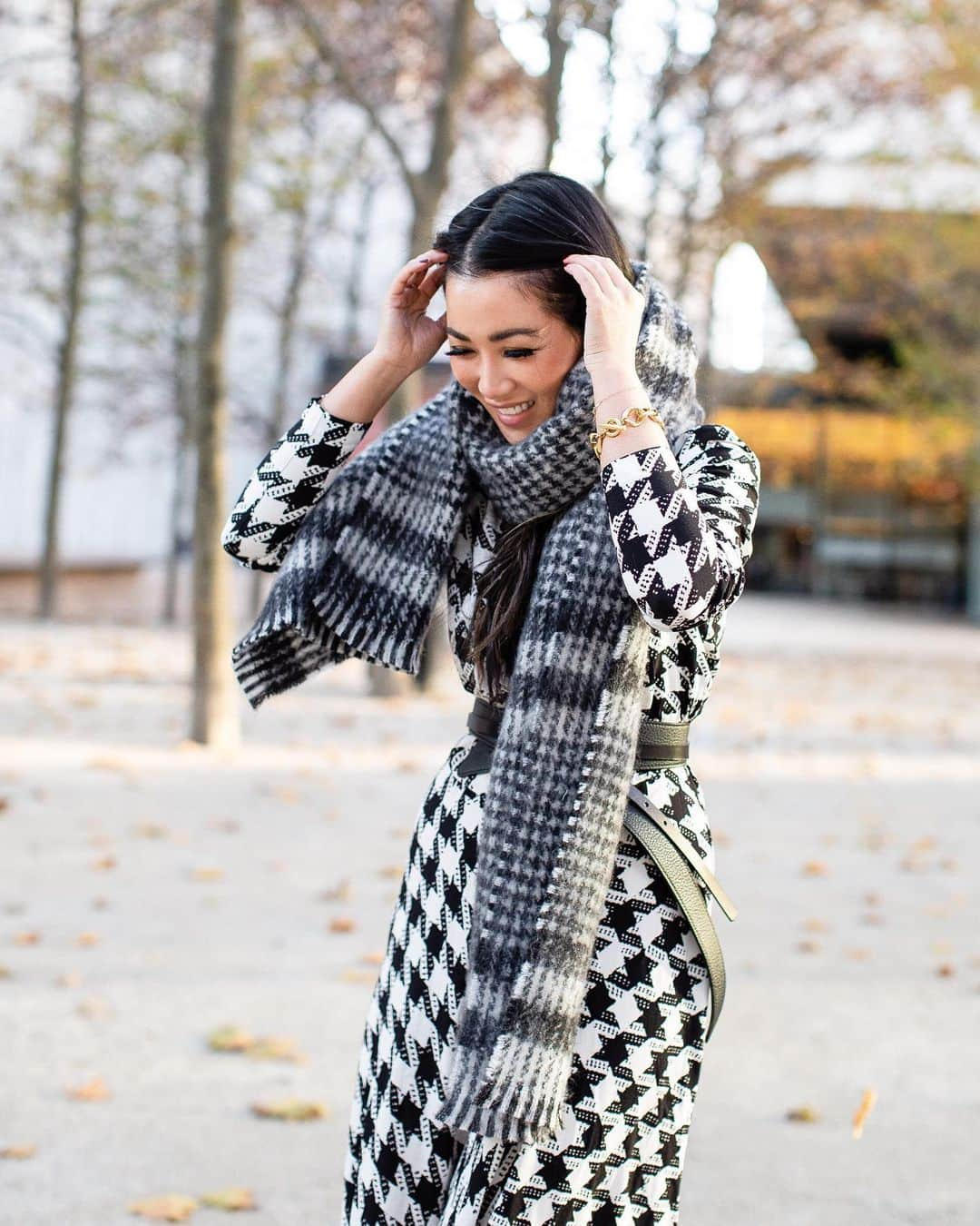 ウェンディー・グエンさんのインスタグラム写真 - (ウェンディー・グエンInstagram)「Pairing prints with prints ▪️▫️ Double houndstooth in @anntaylor today!  I love the midi length, angled cut, and that blanket scarf!  Super comfy & perfect for this season and the holidays 💫 #thisisann #ad」12月7日 11時11分 - wendyslookbook