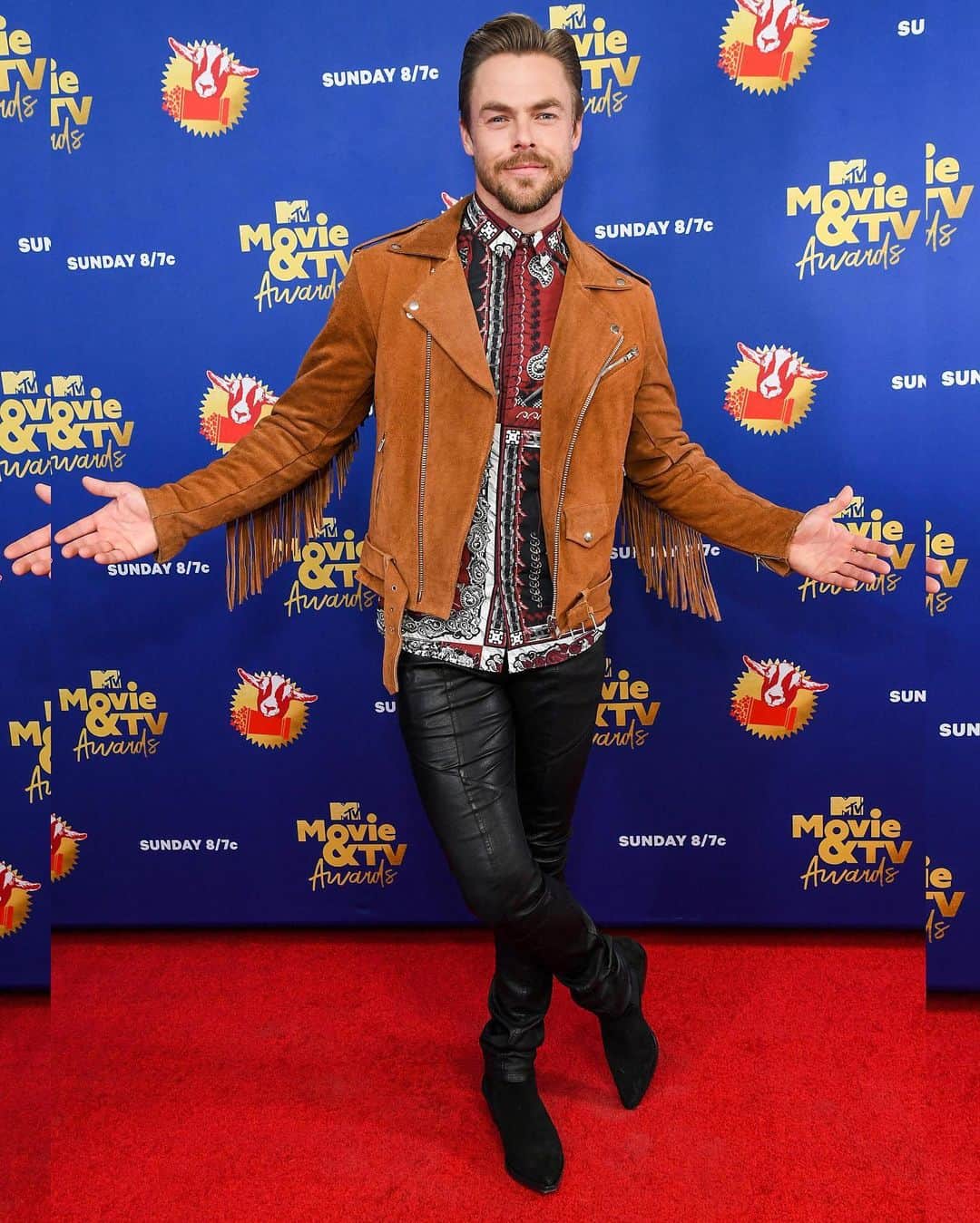 Just Jaredさんのインスタグラム写真 - (Just JaredInstagram)「@derekhough showed off some dance moves on the red carpet at the MTV Movie & TV Awards: Greatest of All Time #DerekHough #MTVAwards Photos: Getty」12月7日 11時21分 - justjared