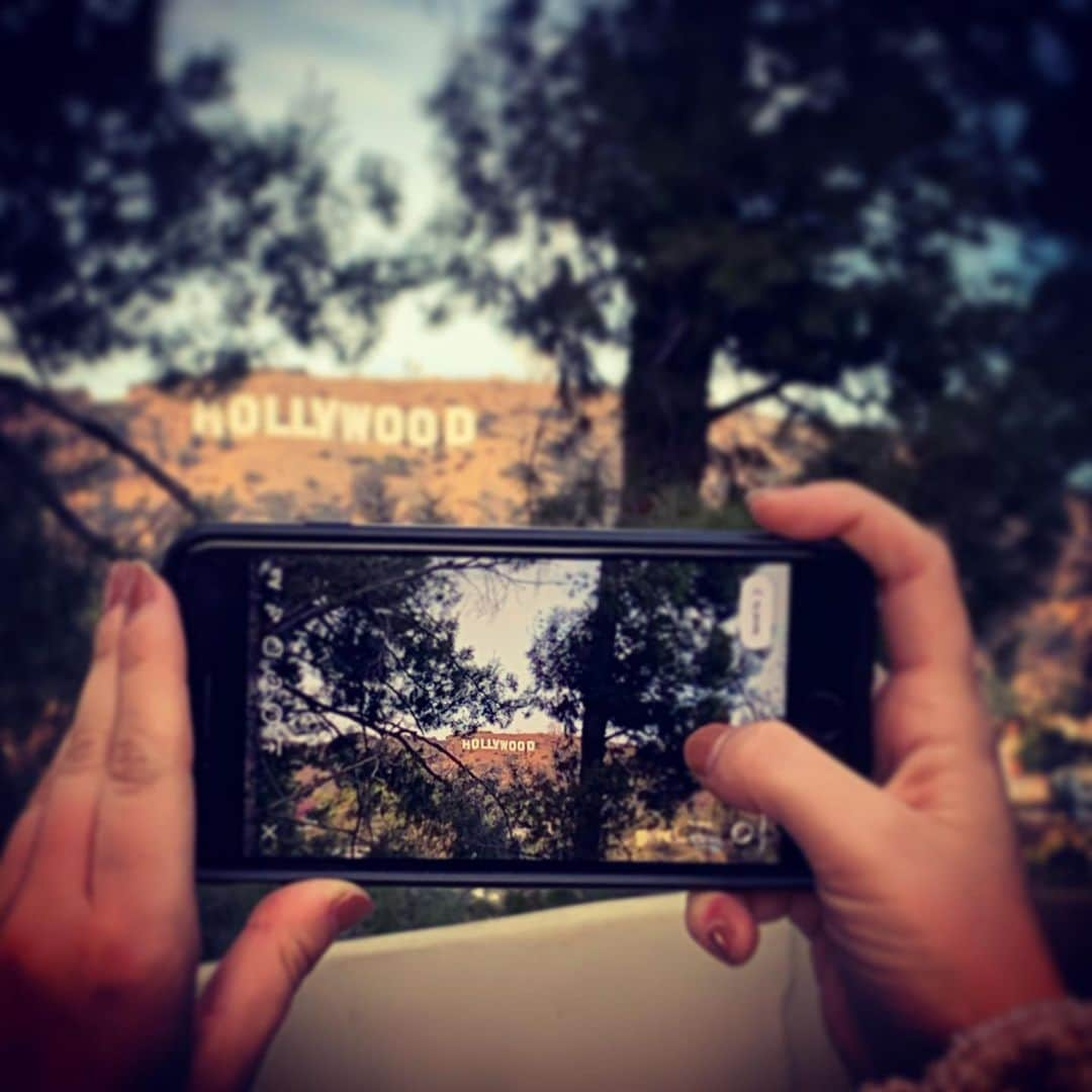 ジョナサン・カサーのインスタグラム：「caught Bri working her 📷 magic today . . . . . .  #hollywoodland #shotoniphone #hollywoodsign #touristforaday #maskup #lockdownactivities #whatsaninfluencer #hikingadventures #lifeisbeautiful」