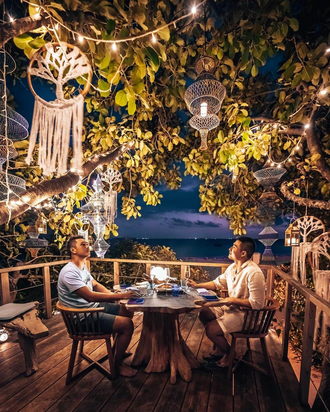 Live To Exploreさんのインスタグラム写真 - (Live To ExploreInstagram)「One of the most unique dining experiences in the Maldives: dinner atop a Banyan Tree. @fsmaldives #fsmaldives #fourseasons #fsholiday Photo by @thetravelpro」12月7日 11時29分 - welivetoexplore