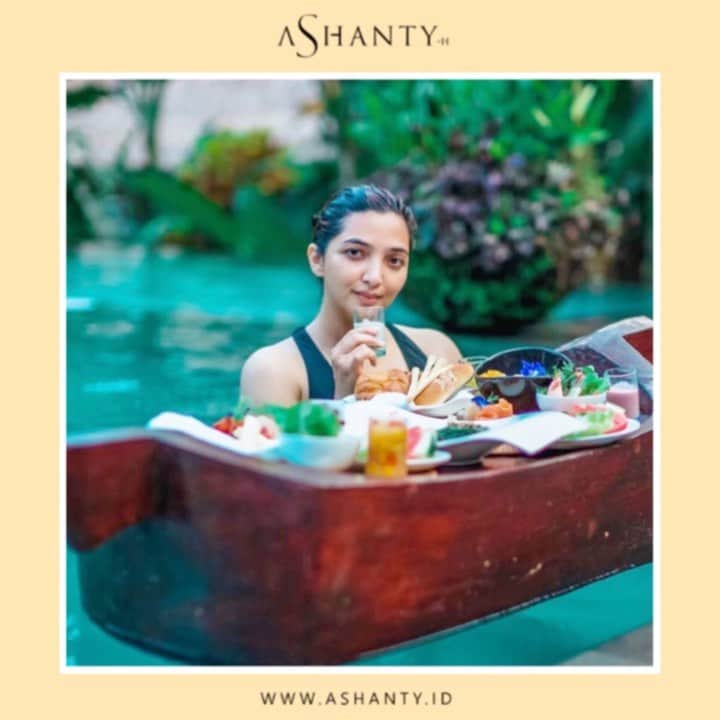 ASHANTY BEAUTY CREAM OFFICIALのインスタグラム：「Berenang setiap hari tidak membuat Bunda Ashanty khawatir dengan kulit wajah yang kusam dan belang karena terkena paparan buruk sinar matahari secara langsung, sebelum melakukan aktivitas di dalam maupun di luar lingkungan Bunda Ashanty selalu menggunakan Ashanty Day Cream yang sudah mengandung SPF sehingga mampu melindungi kulit wajah dari paparan buruk sinar matahari 🌞✨  Pilih cream series sesuai dengan jenis dan kondisi kulit wajahmu, dapatkan wajah lebih sehat, cerah dan berseri 🌸  _________________________________ Informasi dan pemesanan : WA: 081293823950 WA: 085781140354 WA: 081287388885 WA: 087778489900 FAST RESPONS CLICK LINK yang ada di Bio IG @ashantyid  _________________________________ #ashantybeautycosmetics #beauty #cosmetics #brandlocal #kosmetikhalal #makeup #kosmetikartis #ashanty #thehermansyah #beautyvlogger #jualkosmetikmurah #kosmetikmahal #kosmetikbagus #ashantyid #keluargaasix #ashantyhermansyah #mua」