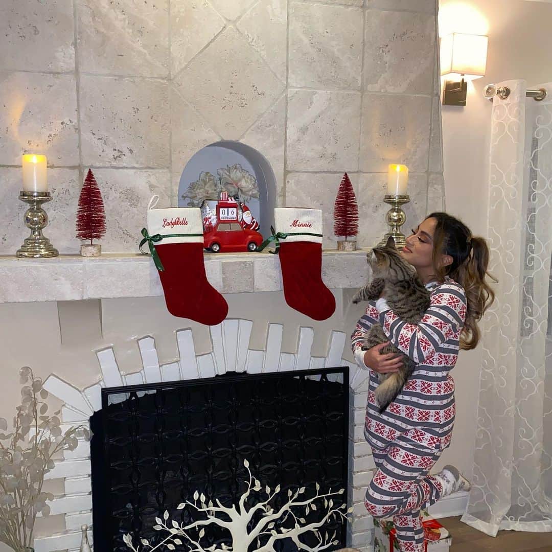アリー・ブルックさんのインスタグラム写真 - (アリー・ブルックInstagram)「Nice n cozy relaxing in my Christmas pjs & socks🥰 LadyBelle & Minnie’s stockings are up! I love this time of year so much ❤️🎄💚 (PS, swipe for a surprise 😇)」12月7日 11時30分 - allybrooke