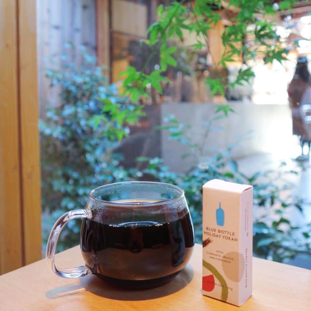 Blue Bottle Coffee Japanさんのインスタグラム写真 - (Blue Bottle Coffee JapanInstagram)「⁠ 日毎に寒さが増し、街の街路樹も冬支度。⁠ ⁠ 今週もコーヒーと共に、素敵な１週間をお過ごしください。⁠ ⁠ 📸  @shihodiary⁠ ⁠ ブルーボトルコーヒーのホリデー アイテムやメニュー、フラワーインスタレーションに「 #BlueBottleHoliday 」をつけて、みなさんの穏やかで温かい時間をシェアしてください📸 　インスタグラムでご紹介していきます！⁠ ⁠ ⁠ ＊ただいまホリデーキャンペーン実施中！⁠ 11/12(木) ～ 12/31(木)の期間中、インスタグラムにてブルーボトルコーヒージャパン公式アカウント( @bluebottlejapan ) をフォローし、ホリデー コレクション2020のアイテム・メニュー・フラワーインスタレーションのいずれかの画像を撮影し「 #BlueBottleHoliday 」のハッシュタグとともにインスタグラムのフィード投稿をしてくださった方の中から抽選 30名さまに素敵なギフトをプレゼントいたします。⁠ ⁠ ⁠ #ブルーボトルコーヒー⁠ #BlueBottleCoffee⁠ #BlueBottleHoliday」12月7日 11時30分 - bluebottlejapan