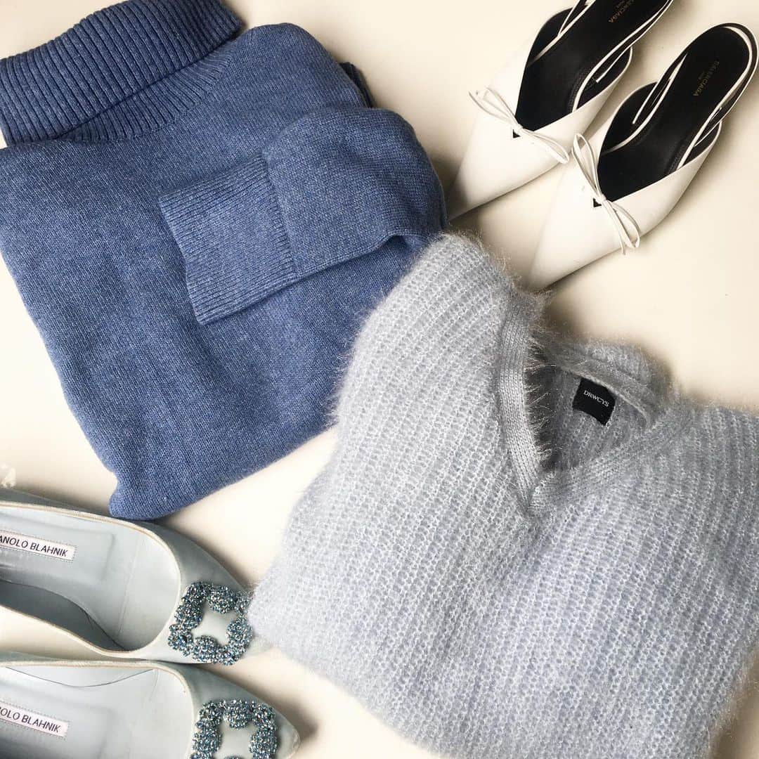 増山敬子のインスタグラム：「パステルブルー💙 * 柔らかい色が可愛い♡ ニットは #bananarepublic と  #drwcys  お靴は #balenciaga  と #manoloblahnik  * もう街はクリスマスだね🎄🎅🏼 あっという間にもうこんな時期😖 びっくりですね😵」