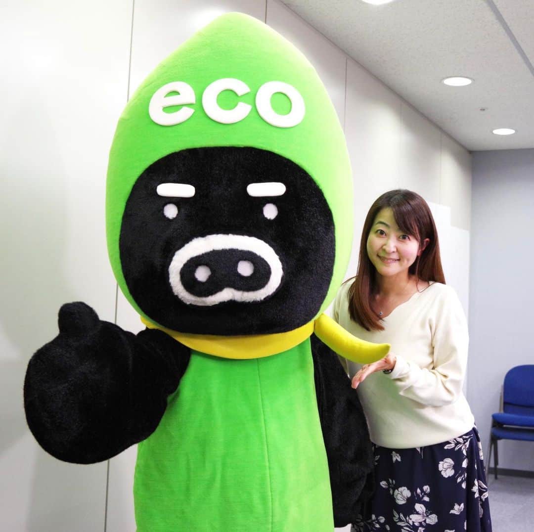 多胡安那のインスタグラム：「きのうはイベントでエコブーさんにお会いできました。 （写真撮影の瞬間だけマスクを外させていただきました）  #気象予報士 #TBSテレビ #エコブー #黄色いバナナみたいなのはオシャレマフラーだそう」
