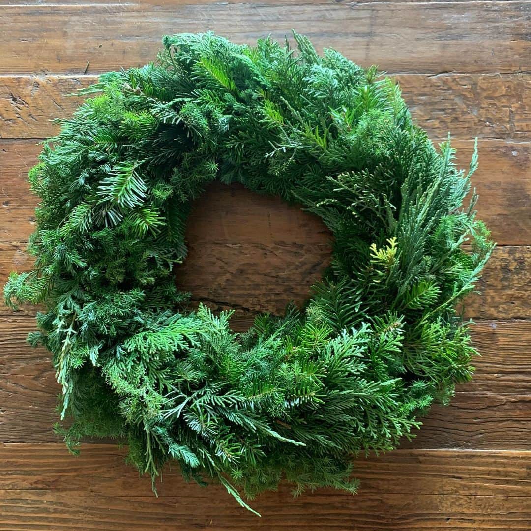クリス智子さんのインスタグラム写真 - (クリス智子Instagram)「今年は、もみの葉グリーンのリースを購入し、リースを簡単に作成。玄関用のは、今年は基本に立ち戻り、赤と緑に。  キッチンの小ぶりのは、以前いただいて気に入っている、アンティークオーナメントのライオンを主役に。  あぁ、100均のグルーガン、素晴らしい。  Wish You a  Very Merry Christmas 🎄  コロナの感染が、とにもかくにも治まりますように。  たくさんのエアハグを！」12月7日 11時35分 - chris_tomoko