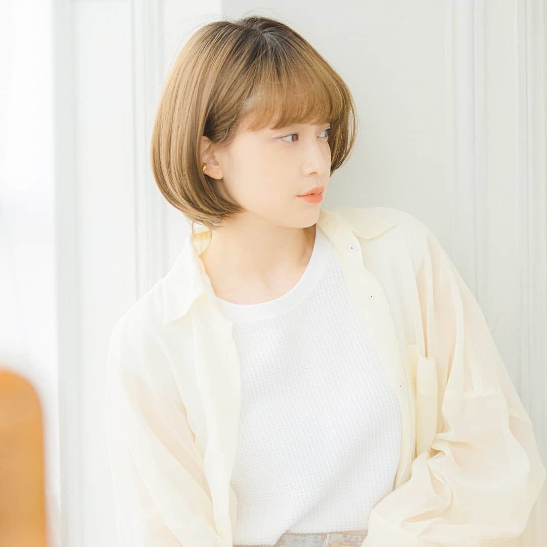 linea-storiaさんのインスタグラム写真 - (linea-storiaInstagram)「* * [ New Item ] 丸みのある美しいシルエットが、カジュアルな可愛さを演出するショートスタイルです。  前髪は、絶妙な毛量のシースルーバング。横からみるとふんわりと丸く、愛らしい印象に✨  サイドパートになった分け目が、トップをふんわり立ち上げやすくします。  📝 item #ふんわりサイドパートショート ハニーブラウンプリン  📝 model #和田えりか @_wadaerika  #リネアストリア #リネア #ウィッグ #フルウィッグ #カツラ #ヘアスタイル #ショートヘア #イメチェン #オシャレウィッグ #アッシュカラー #lineastoria #wig」12月7日 11時35分 - lineastoria