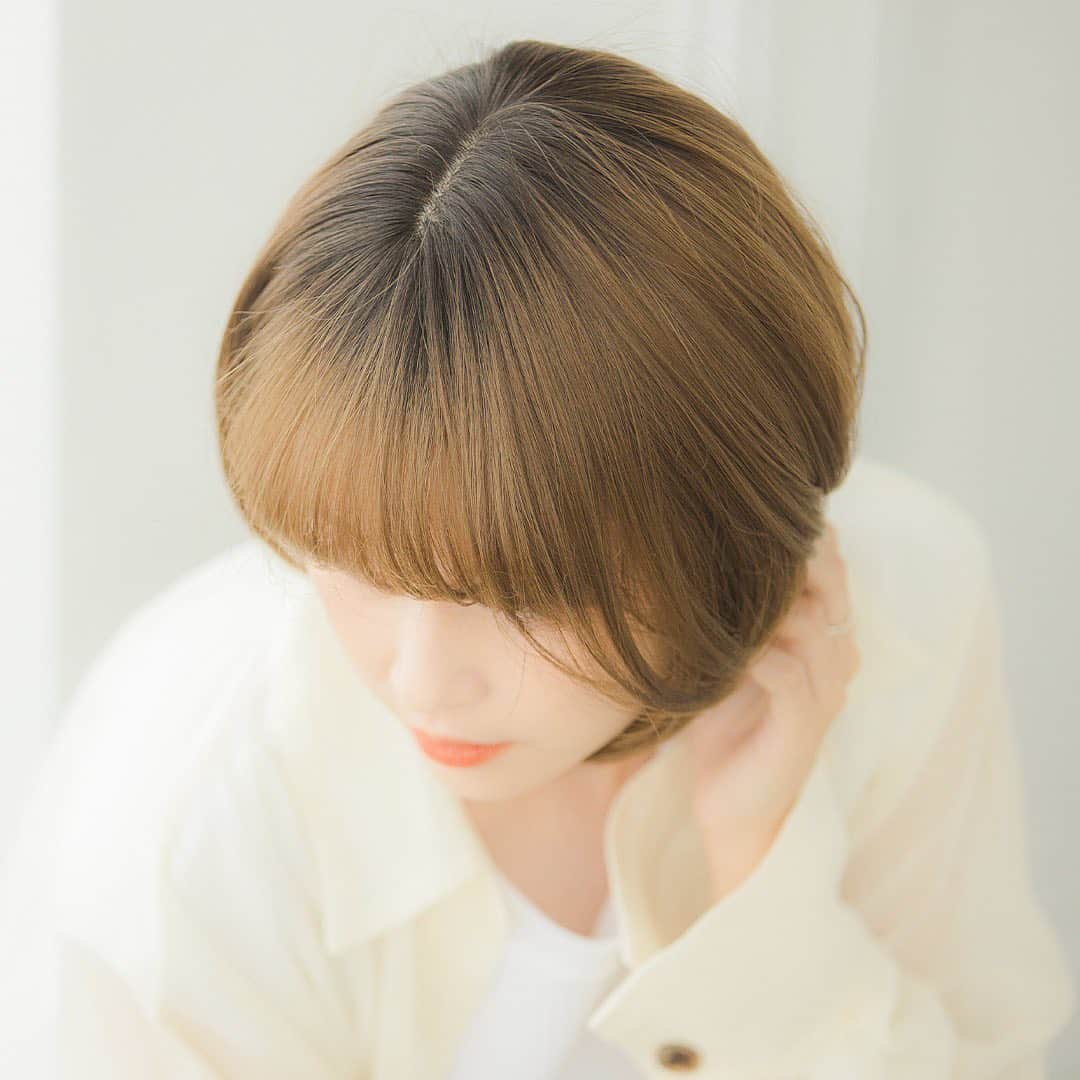 linea-storiaさんのインスタグラム写真 - (linea-storiaInstagram)「* * [ New Item ] 丸みのある美しいシルエットが、カジュアルな可愛さを演出するショートスタイルです。  前髪は、絶妙な毛量のシースルーバング。横からみるとふんわりと丸く、愛らしい印象に✨  サイドパートになった分け目が、トップをふんわり立ち上げやすくします。  📝 item #ふんわりサイドパートショート ハニーブラウンプリン  📝 model #和田えりか @_wadaerika  #リネアストリア #リネア #ウィッグ #フルウィッグ #カツラ #ヘアスタイル #ショートヘア #イメチェン #オシャレウィッグ #アッシュカラー #lineastoria #wig」12月7日 11時35分 - lineastoria