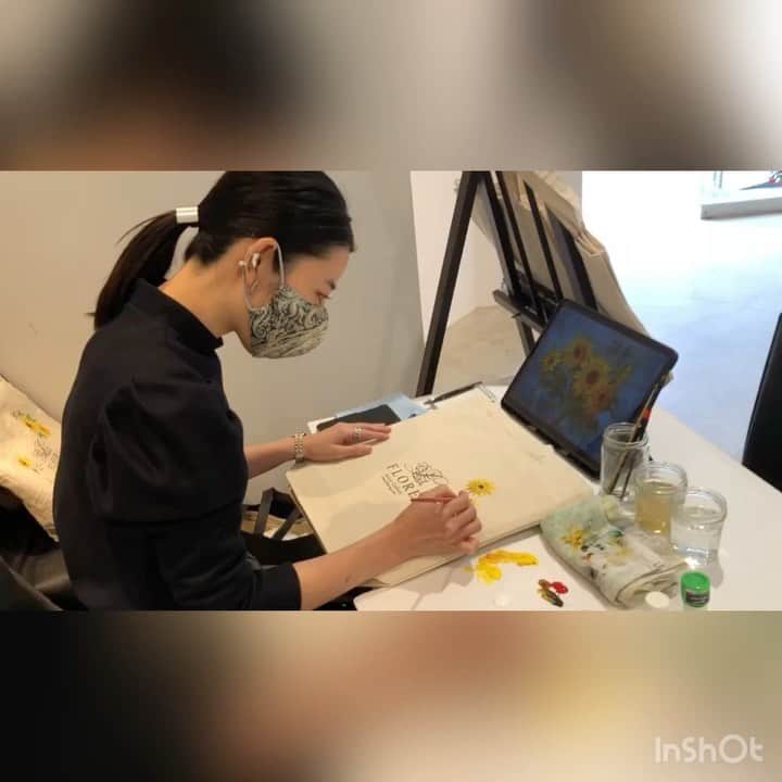 古賀陽子のインスタグラム：「現在 @floreartistgallery で開催中の 『エコバッグ展〜ARTから環境へ〜』 へ参加させていただきました。 ⚫︎8日(火) まで！ 13時〜18時 ・ アーティストの皆さんがエコバッグに絵を描き、その収益の一部を環境保護団体に寄付します。 アーティストらしい個性的で素敵なバッグが揃っています。 是非お気軽にお立ち寄りください！  _________________________________ #アート #アーティスト #アートワーク  #アートコレクター #画家 #美術館 #作品 #絵画展 #アートのある暮らし #絵画のある暮らし #絵のある暮らし #アート好きな人と繋がりたい #ギャラリー #個展  #油絵 #画廊 #人物画 #美人画 #神戸 #三宮 #北野坂 #西宮 #art #artwork #gallery #artist #oilpaintartist #exhibition #古賀陽子 #yokokoga」