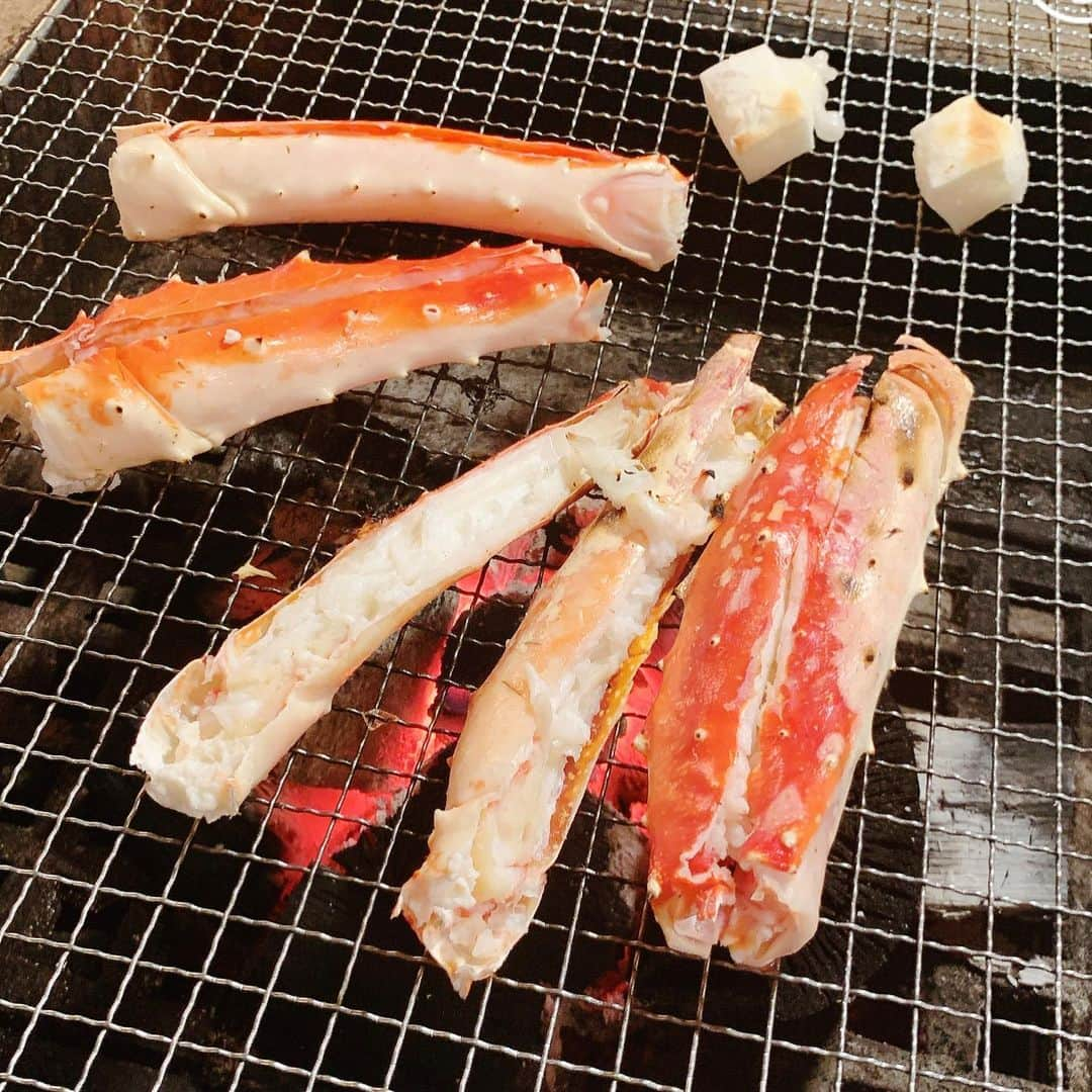 葉月里緒奈さんのインスタグラム写真 - (葉月里緒奈Instagram)「蟹時々お肉。 #おうちごはん#夕ごはん#お家バーベキュー#蟹三昧#焼き蟹#岩手ポーク#ポークソーセージ#サーロインステーキ #rionahazuki」12月7日 11時38分 - riona_hazuki