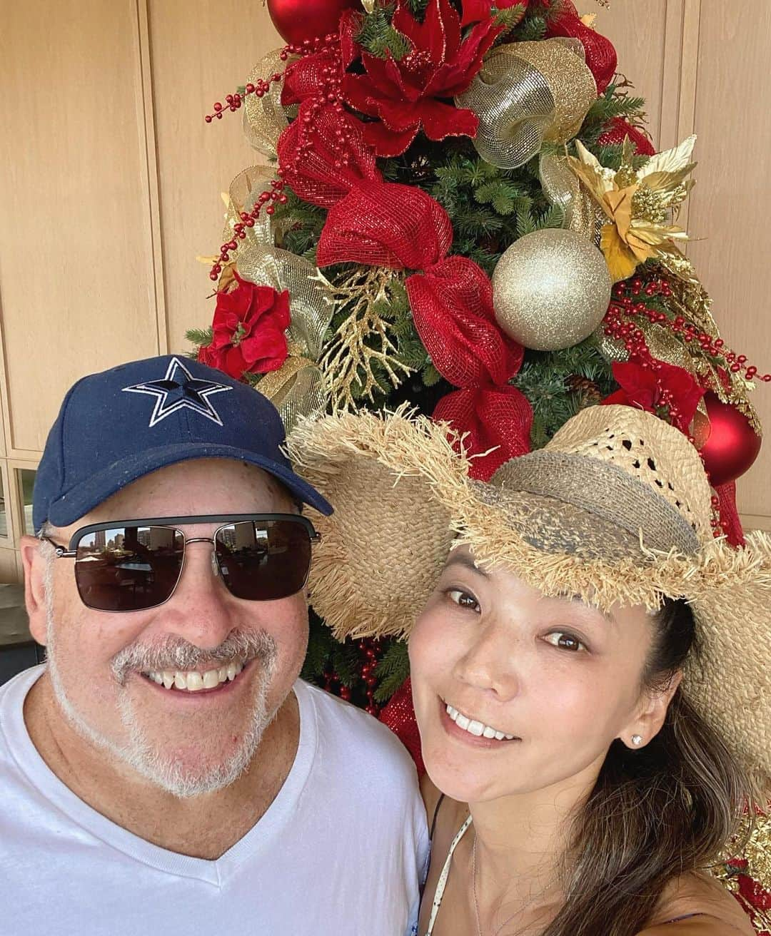 和央ようかさんのインスタグラム写真 - (和央ようかInstagram)「Holiday spirit in the air 🎄  街が華やかになる季節ですよね、皆さま如何お過ごしですか？今年はサンタさんも予定がいつも通り立たず大変だろうな🤔🎅心配な事も沢山ありますが、健やかに静かにだけど温かく過ごしましょうね🎄😊  #takakoworldstylin🌎 #lifestyle #holidayseason #christmasismyfavoritetimeofyear #yokawao #和央ようか」12月7日 11時39分 - yokawao0215