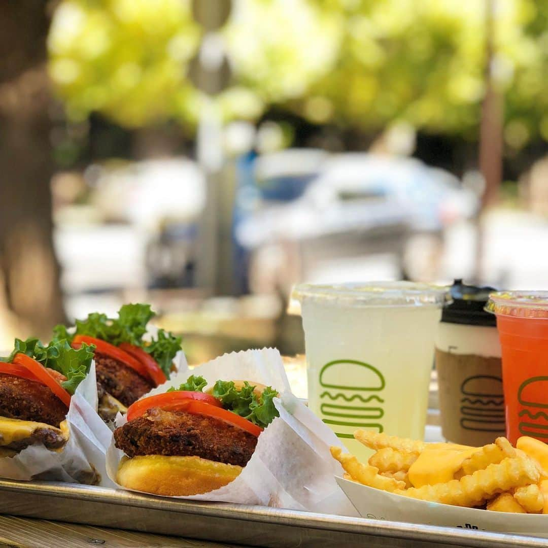 菊池遥香さんのインスタグラム写真 - (菊池遥香Instagram)「. 🌟食べログ　3.52 📌shake shack 外苑いちょう並木  5年前くらいからずっと行きたかったハンバーガー屋さん🍔 人生で食べたハンバーガーの中で1番美味しかったから また誰か私と一緒に食べ行こう？💓  私が行ったのは、1ヶ月くらい前なんだけど まだ紅葉間に合いそう🍁 紅葉の中食べるランチは最高じゃ🍂 ちなみに今のところ22:00までやってるみたい🤤 夜の紅葉も良さそうだよね✨  ✎︎＿＿＿＿＿＿＿＿＿＿＿＿  🏡	東京都港区北青山2-1-15 🚶‍♀️外苑前から徒歩3分  ✎︎＿＿＿＿＿＿＿＿＿＿＿＿  #外苑前いちょう並木 #外苑前 #ランチ #外苑前ランチ #omnomnom #foodporn #foodie #organic #healthyeats #goodeats #vegetarian #vegan#glutenfree #hungry #homemade #madefromscratch #カフェ #カフェ巡り #カフェ好きな人と繋がりたい #カフェ巡り好きな人と繋がりたい #trevary_cafe #おうちdeいわきカレー」12月7日 11時40分 - kurara_ruka