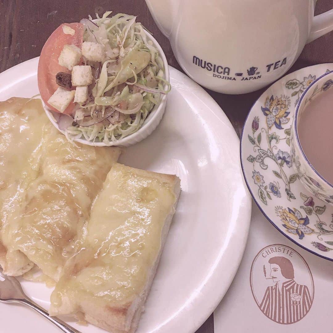 加藤咲希のインスタグラム：「好きな喫茶店の大好きなメニュー🤤 . ママレードジャムの上にチーズが沢山乗っててめっちゃ美味しいの( ´╥ ̫ ╥` ) . . 紅茶も美味しいしほんと好き(語彙力) . . . . #加藤咲希 #かとぅ #かとっこ🐱🌸 #喫茶店 #紅茶」