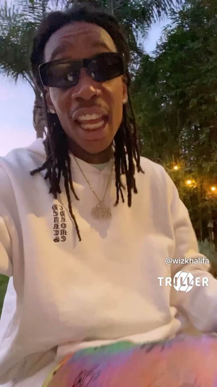 ウィズ・カリファのインスタグラム：「U said u weren’t doin nothin 🦈💕」