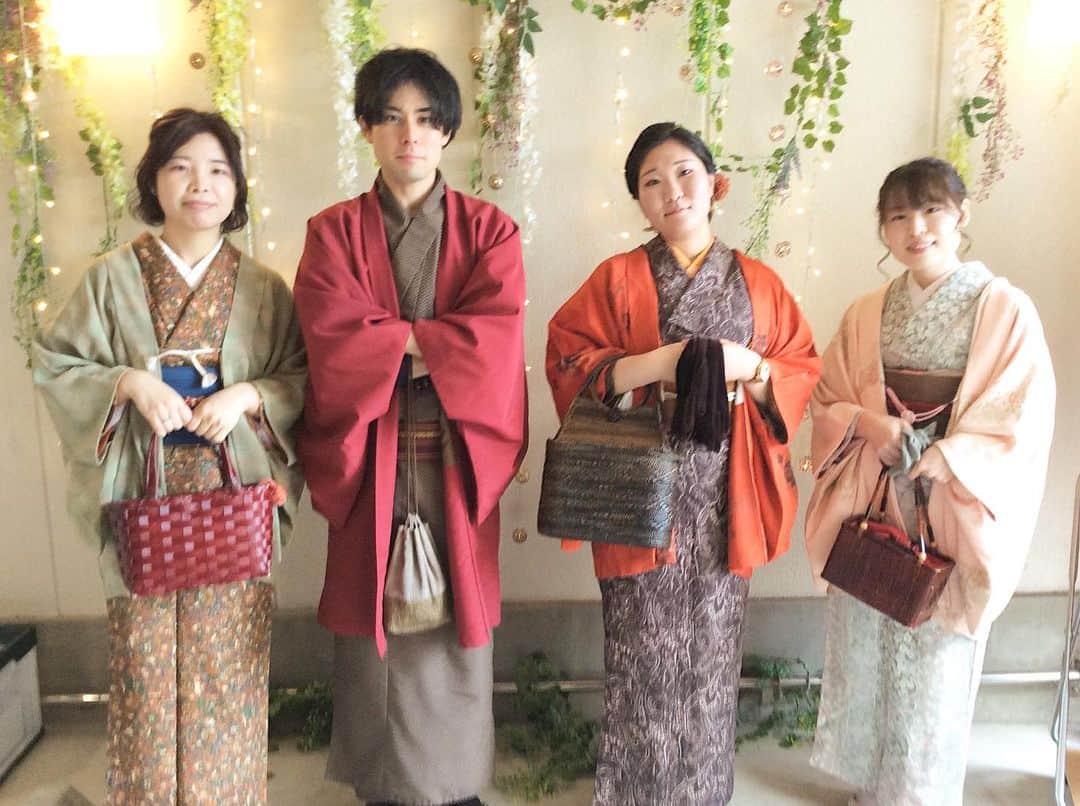 金沢着物レンタルshop心結〜kokoyui〜のインスタグラム：「みなさん大人っぽいお着物を着られて素敵ですね👘💞 . 帯も名古屋帯で合わせられていました😊❣️ . ⚫︎金沢駅前 着物レンタル心結(ここゆい)  ⚫︎営業時間 : 9:00〜18:00 ⚫︎address : 金沢市本町1-3-39 ⚫︎tell : 076-221-7799 ⚫︎金沢駅から徒歩5分  ⚫︎コインパーキング補助あり  心結の着物一覧▶@kokoyui_kimono 振袖や袴はこちら▶@kokoyui_furisode 七五三やお子さんの着物はこちら▶@kokoyui753 . #着物ヘア #ヘアセット #和服 #着物 #着物コーディネート #きもの #着物女子 #着物男子」