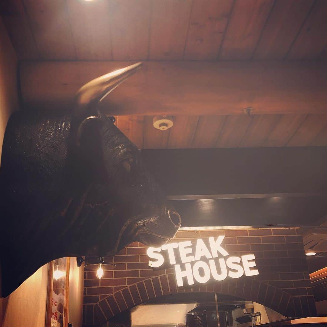 脇田唯さんのインスタグラム写真 - (脇田唯Instagram)「🥩 ステーキ再び あはーん 深夜のお肉って最高✨  #締めステーキ #ステーキ #〆ステーキ #山小屋ロッヂ #渋谷 #steak」12月7日 11時46分 - post_yui